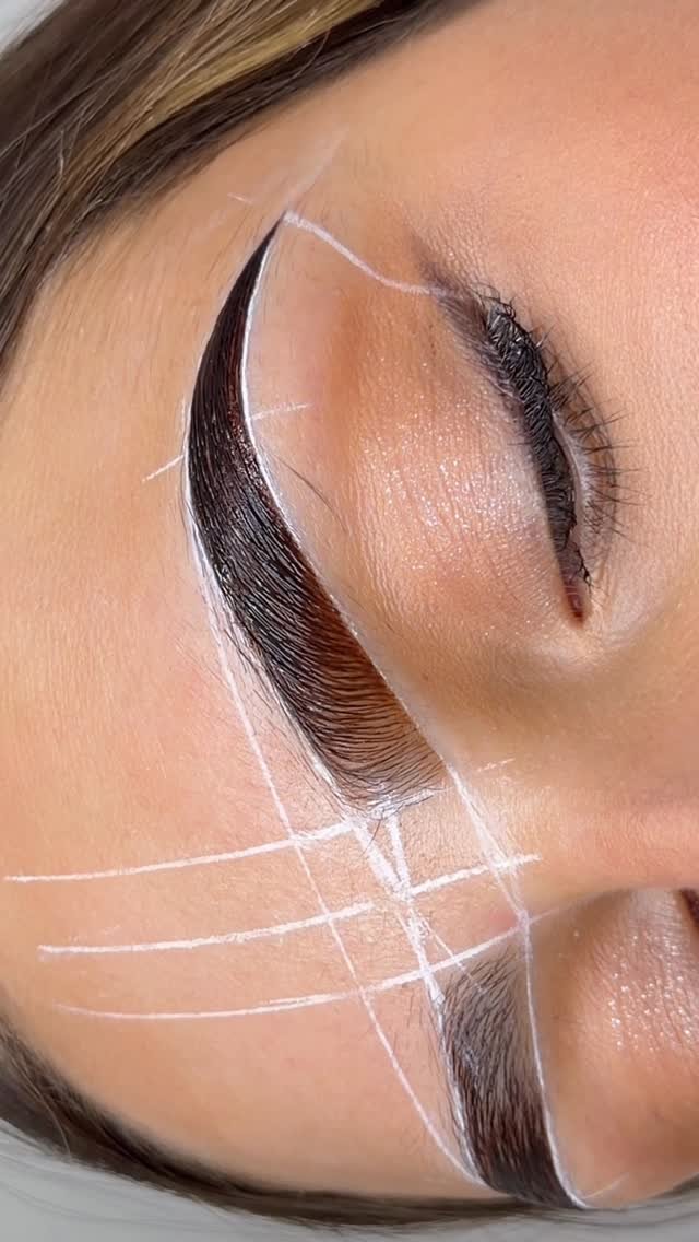 browsbyzulema 게시물 이미지: Creating the perfect ombré is an ART 🎨
Using...