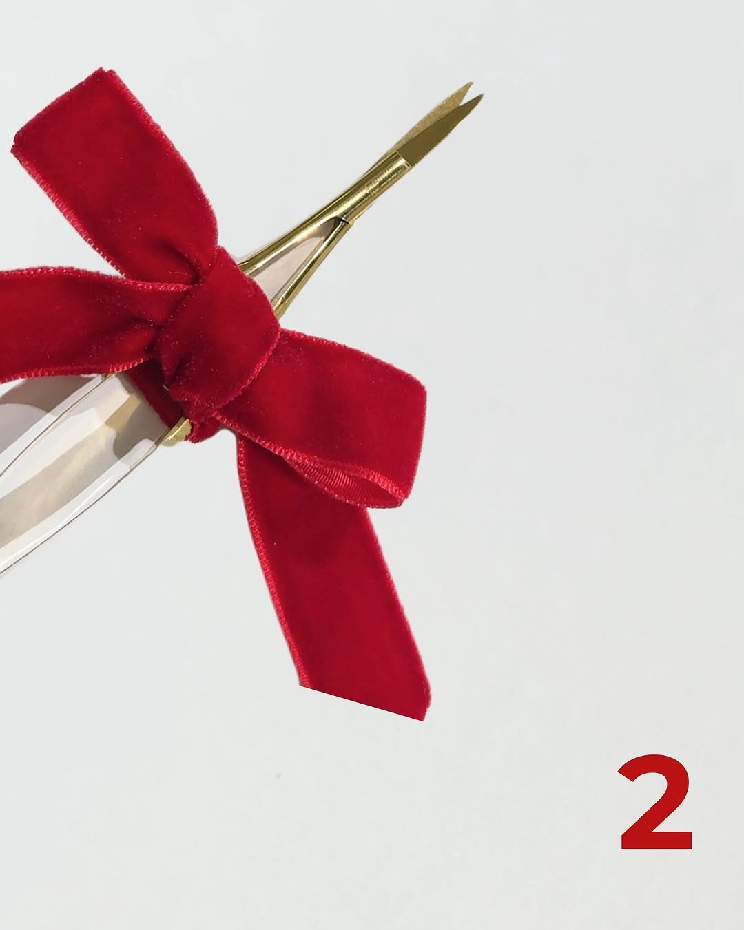 Photo shared by 𝐏𝐑𝐎 𝐁𝐑𝐎𝐖 𝐒𝐔𝐏𝐏𝐋𝐈𝐄𝐒 on December 13, 2025 tagging @browsbyzulema. May be an image of chopsticks, hairpin, barrette and text.