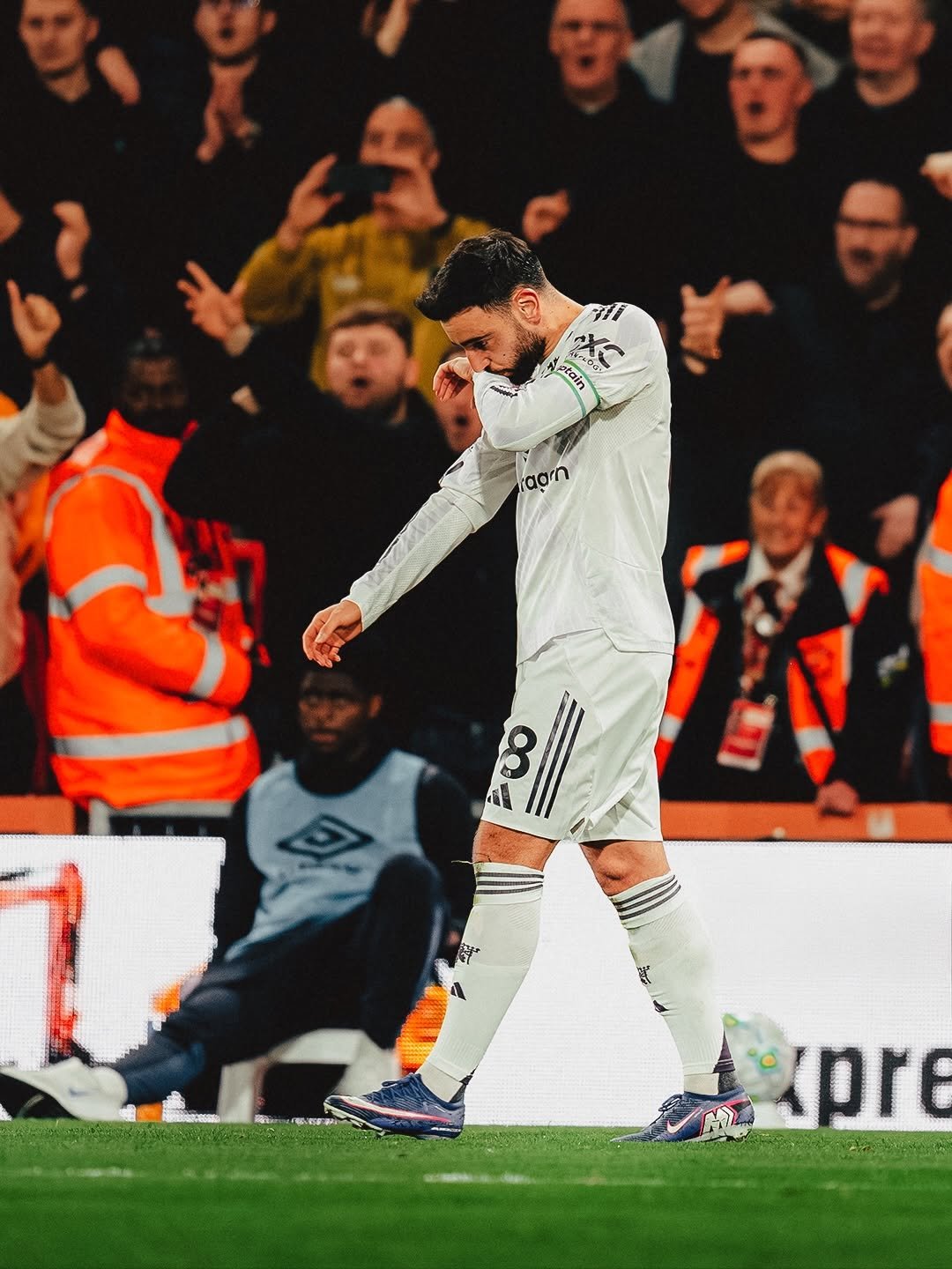 Photo by Bruno Fernandes on March 20, 2026. May be an image of football, soccer, ball, crowd, stadium and text that says 'ੴે ptain tain ADO C6 ok サ肉 aạrn லං ማ pre'.