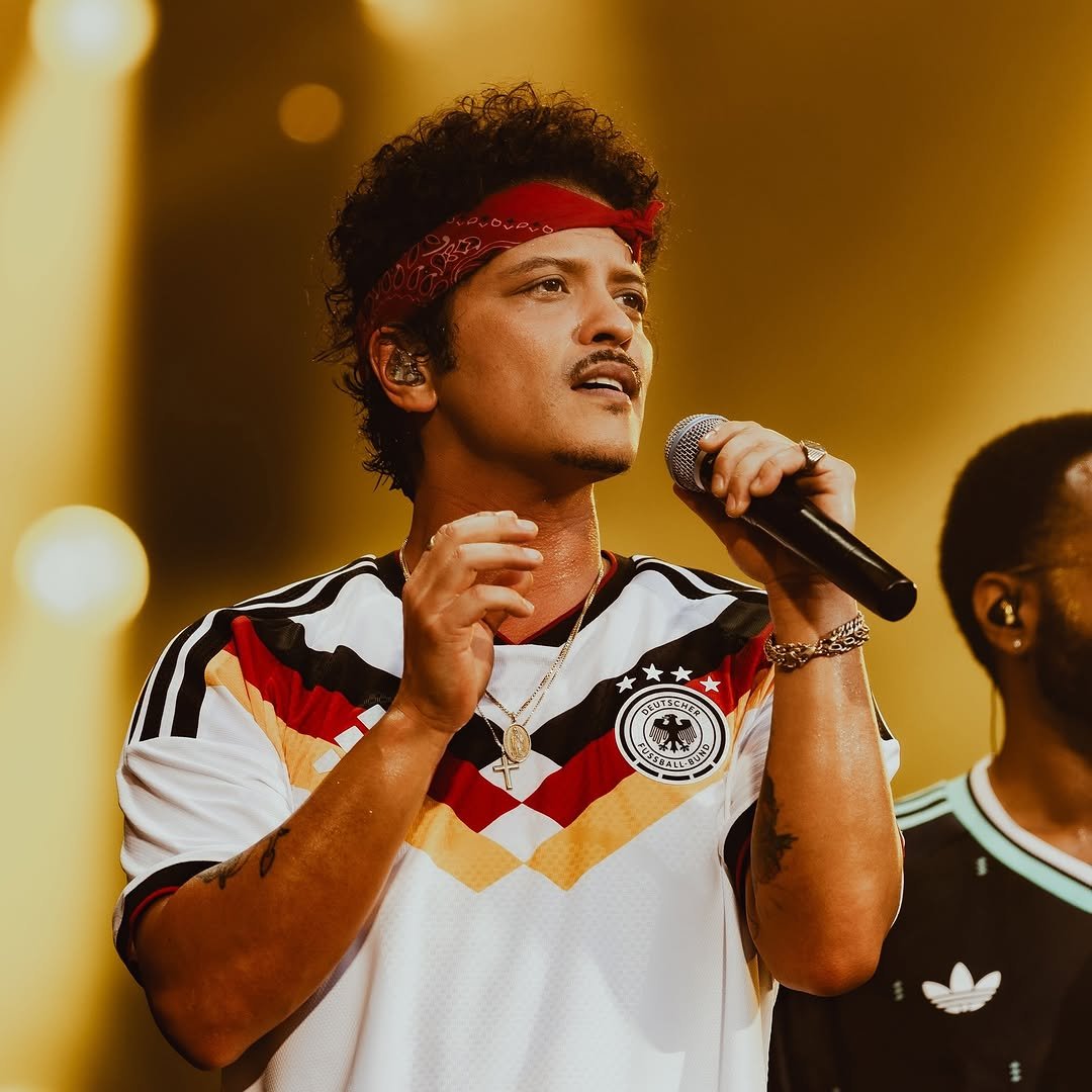 brunomars 게시물 이미지: 1 more date with Berlin tonight! See you soon. 🌹