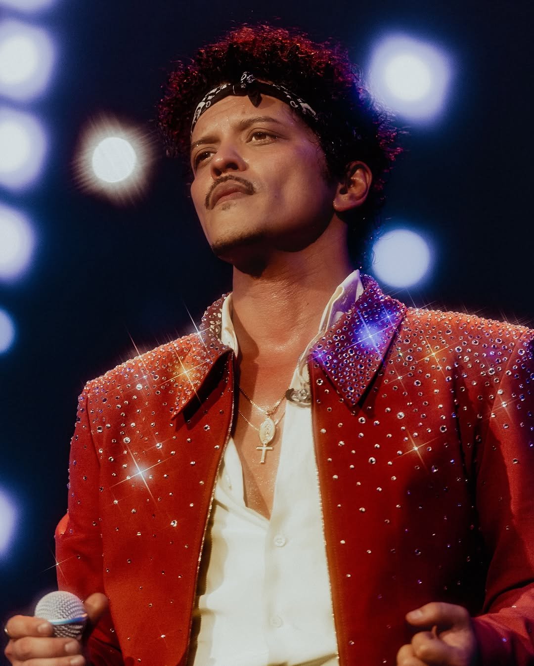 brunomars 게시물 이미지: Exclusive photos of me yearning 😣