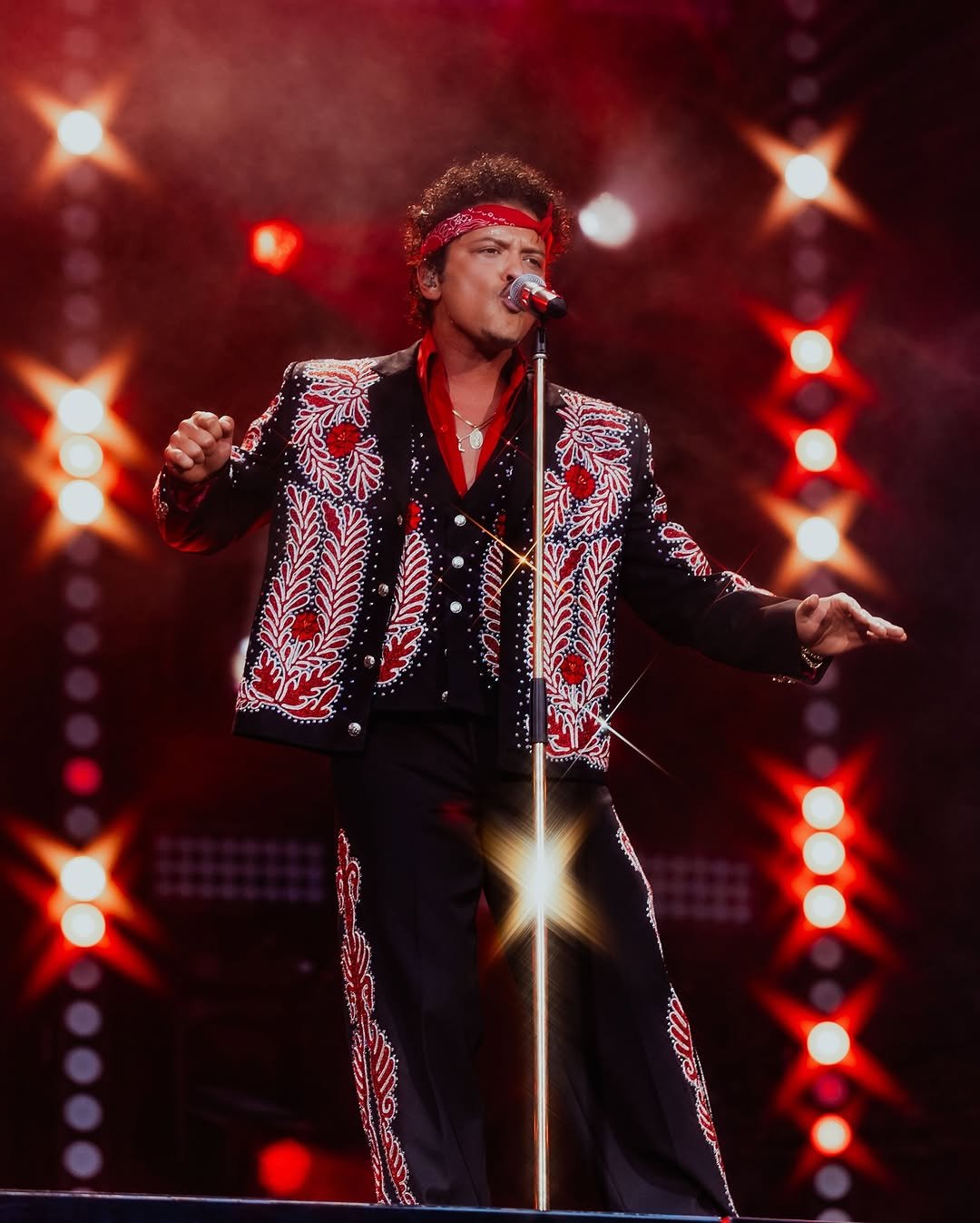 brunomars 게시물 이미지: Gracias Madrid! Let’s do it one more time tonight! 🌹