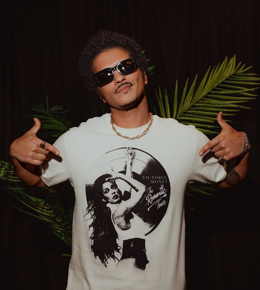 brunomars 게시물 이미지: Just got me an exclusive @victoriamonet...