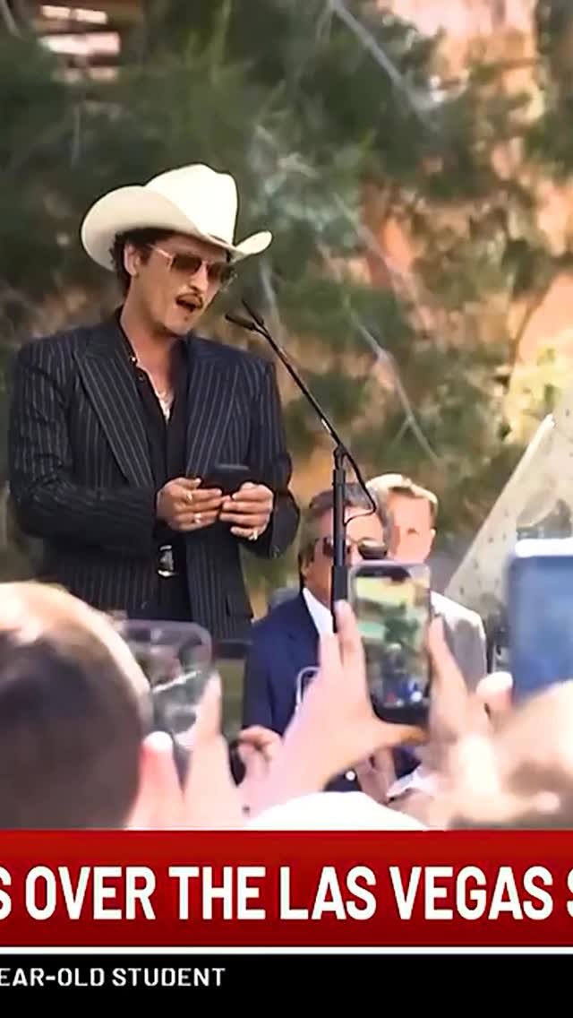 brunomars 게시물 이미지: Got my very own street and kicked off the...