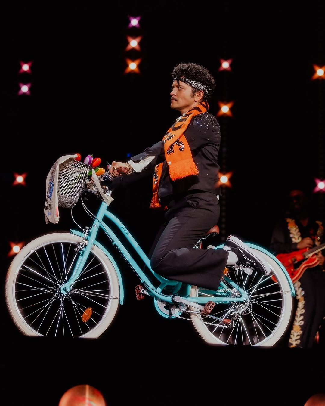 brunomars 게시물 이미지: Her: You better not be out here entertaining...