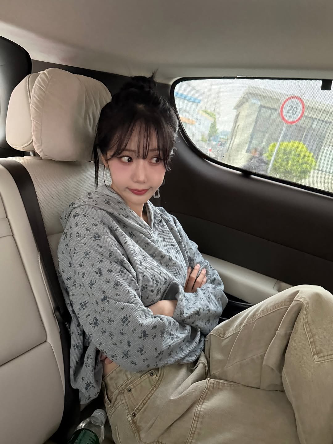 Photo by SINB on March 29, 2026. May be an image of one or more people, hair, parka, sweatpants, top and text.