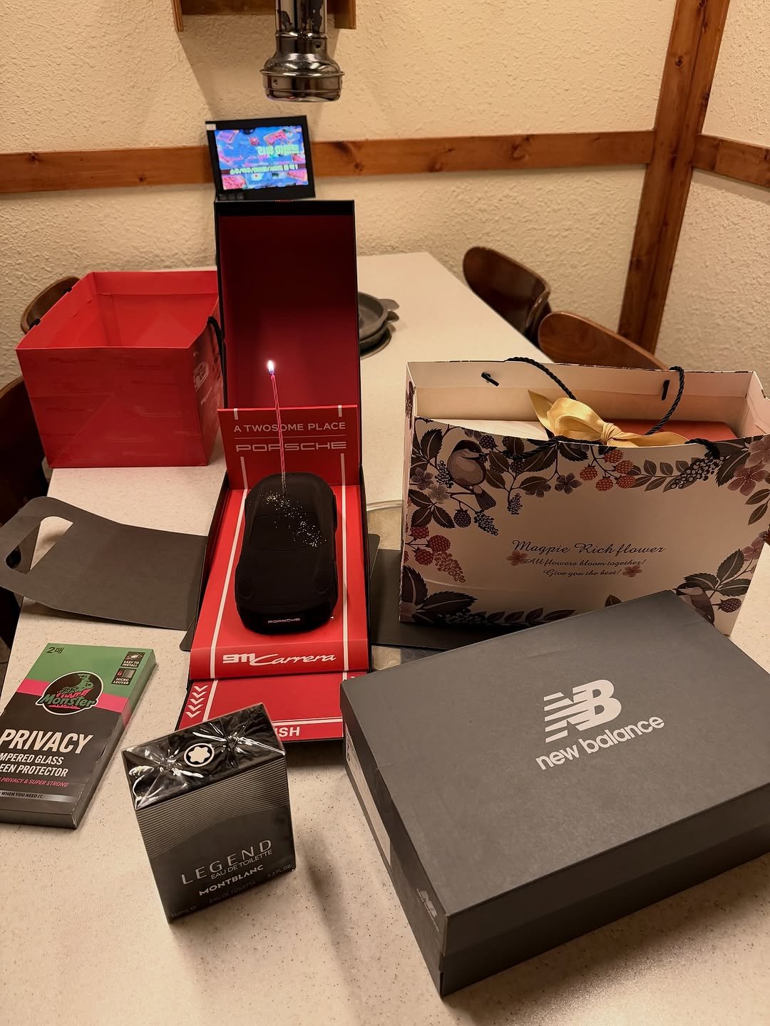 Photo by 방금락 백송 대전백송  대전맛집 on October 30, 2025. May be an image of shoes, box and text that says 'ST ヨTビる 大公 PRIVACY PEREDGLASS EMPROTECTOR PAUTECTOR SH H new Β balance palance'.