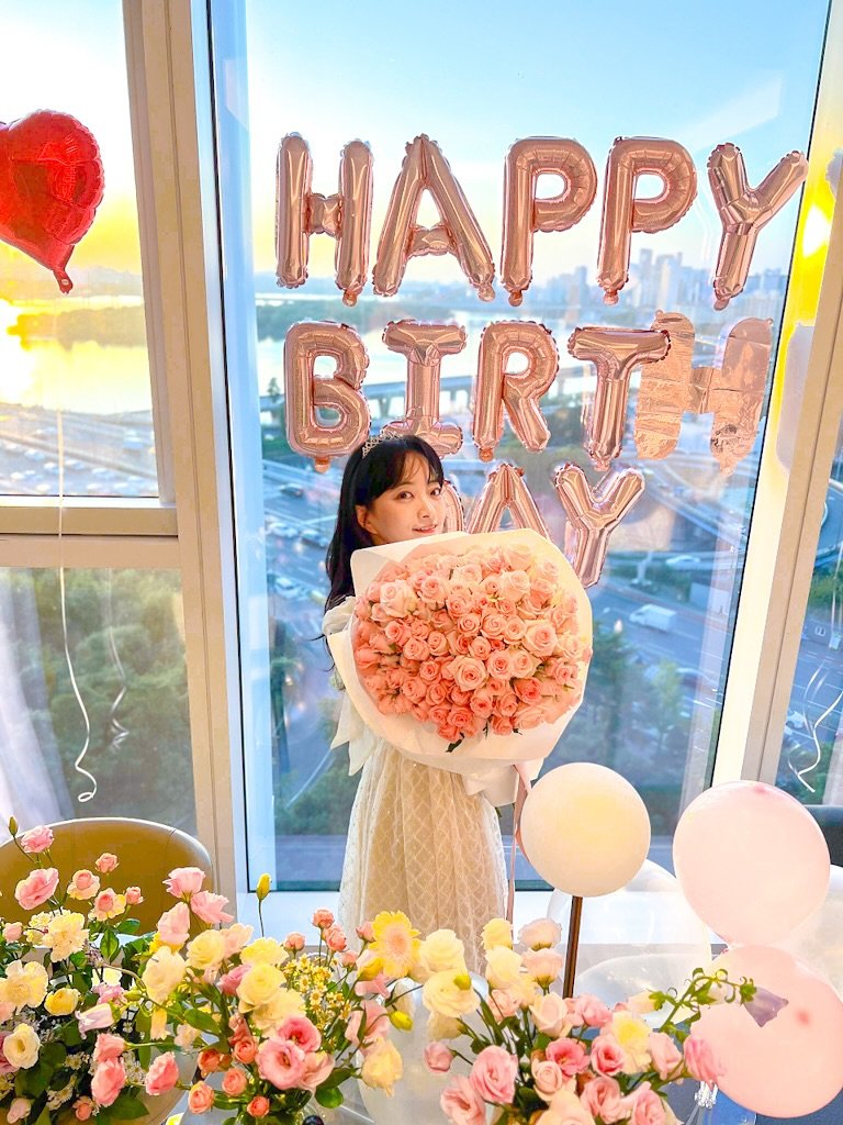 Photo by 여행크리에이터 비상정원✈️ on October 01, 2025. May be an image of 1 person, balloon, bouquet, flower arrangement, prairie gentian, baby's-breath, carnation, rose and text that says 'HAPPY HA BIRTI'.