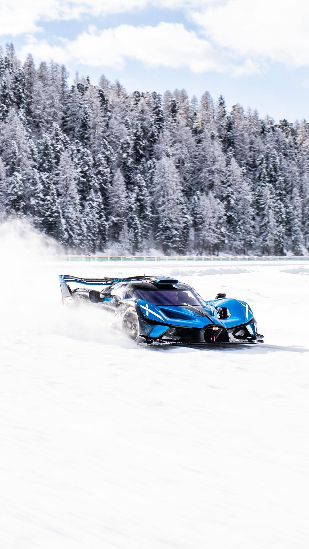 bugatti 게시물 이미지: High altitude. Extreme performance.

Against...