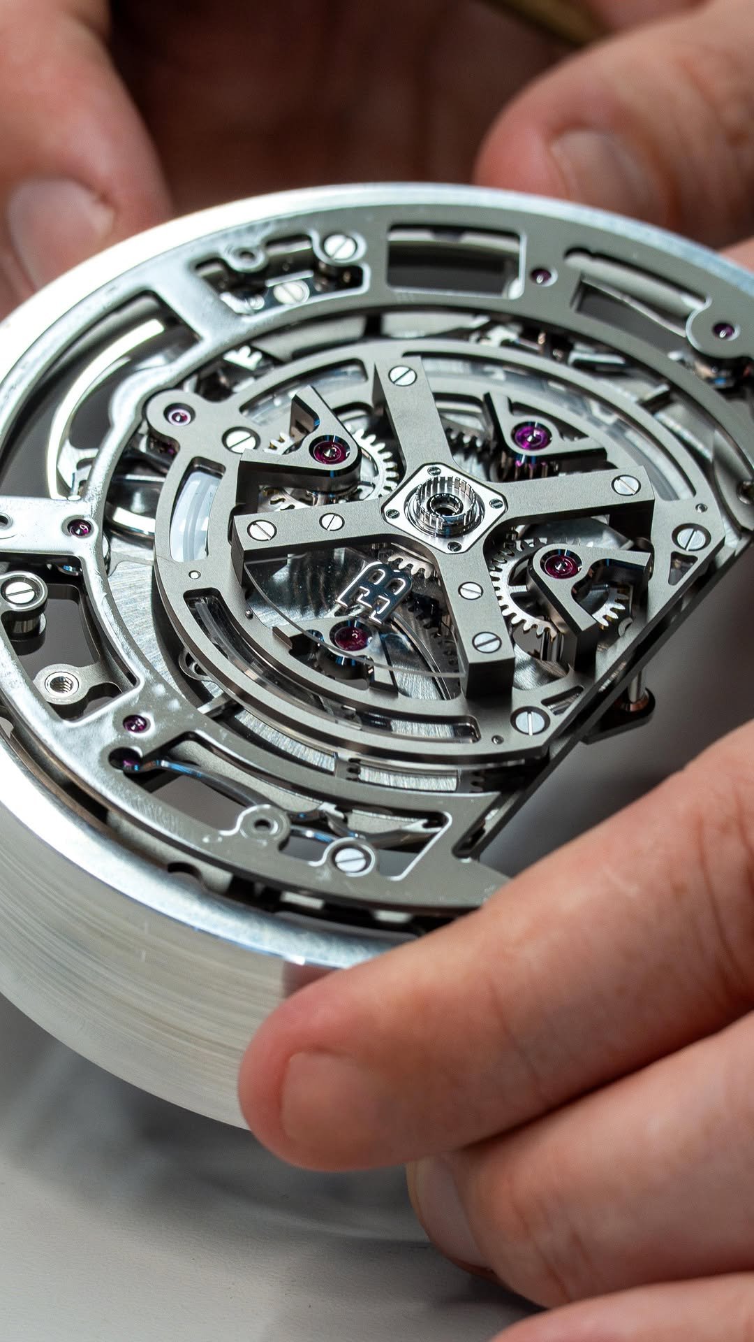 bugatti 게시물 이미지: Analogue fascination: the TOURBILLON reflects...