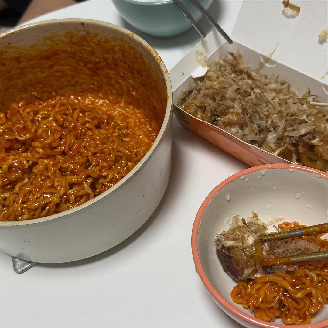 buldak_missyou 게시물 이미지: 버터랑 치즈 넣고 비벼먹었는데 와 맵찔이도 진짜 너무 좋아할맛이였음 꾸덕하니 오늘은 타코야끼셈