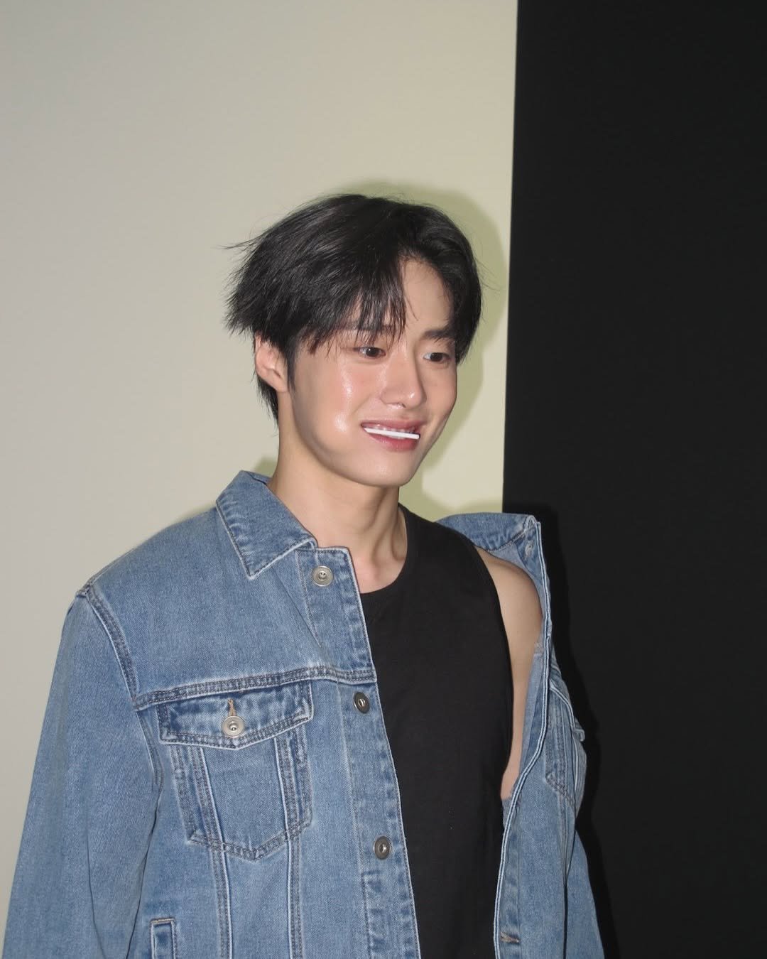 Photo by 조잽미 on May 27, 2025. May be an image of one or more people, bangs, bolo tie and text.