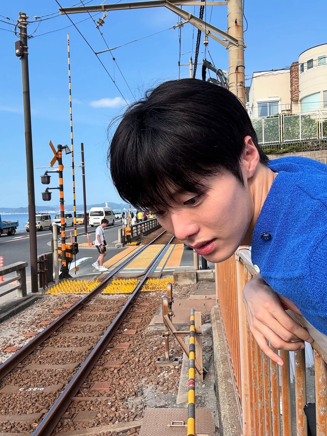 Photo by 조잽미 on August 30, 2025. May be an image of 2 people, train, duffle coat, railroad and text.