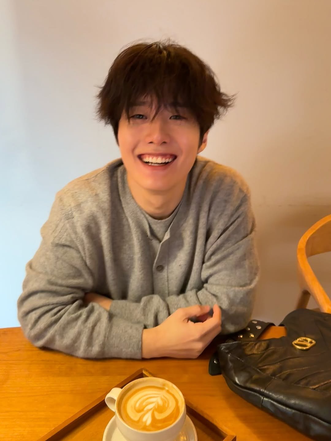 Photo shared by 조잽미 on October 29, 2025 tagging @maisonvalentino. May be an image of coffee cup, coffee, cappuccino, cornflower and text.