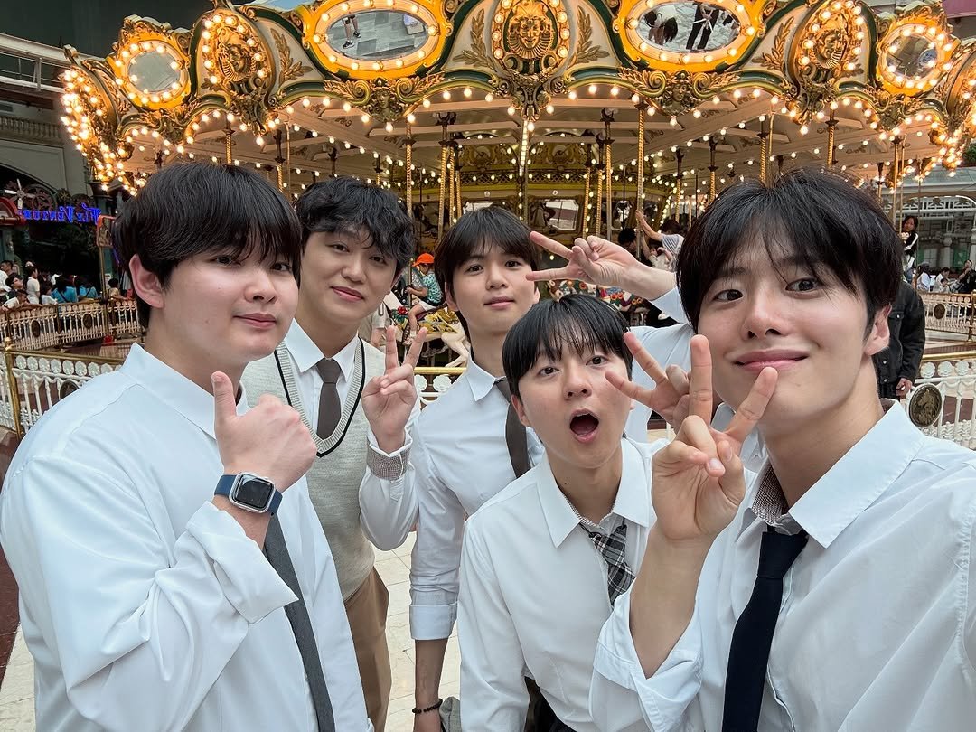 Photo by 조잽미 on October 17, 2025. May be an image of one or more people, bangs and text.