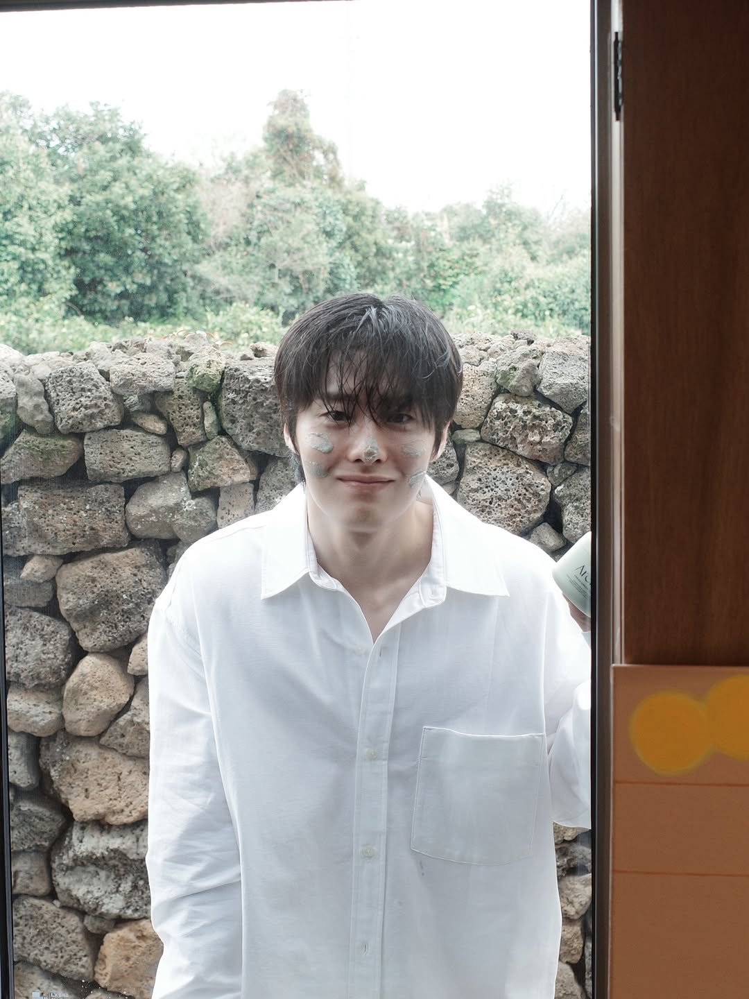 Photo shared by 조잽미 on April 26, 2026 tagging @arenciaofficial. May be an image of one or more people, bangs, bolo tie and text.