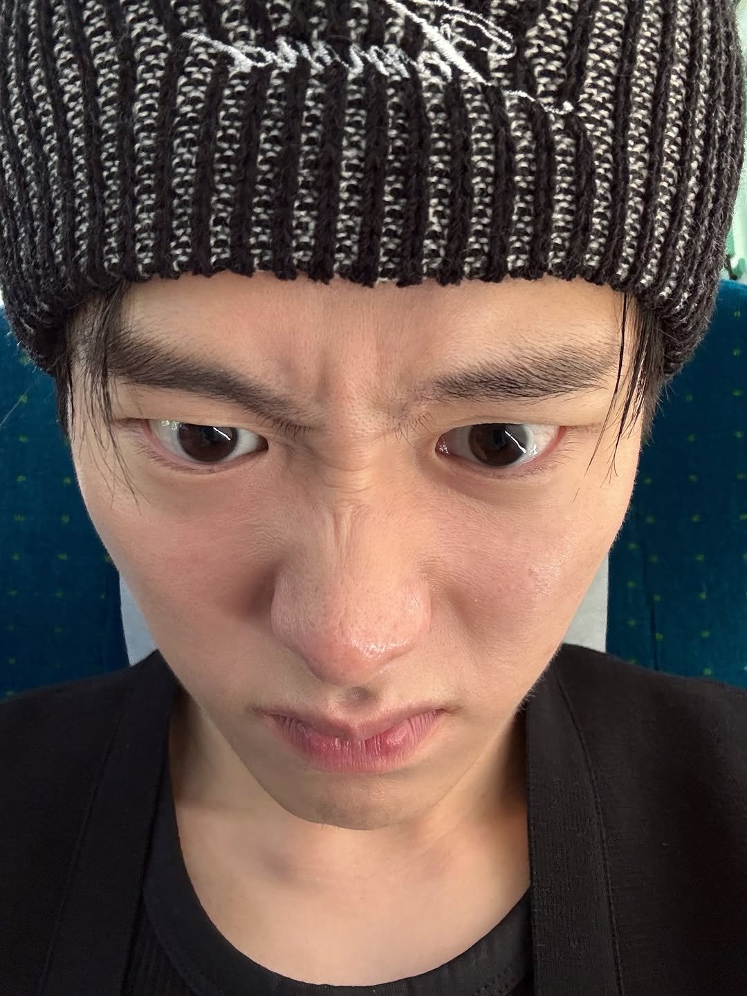 Photo by 조잽미 on June 19, 2025. May be a closeup of 1 person, bangs, hat, duffle coat, beret, face mask and text.