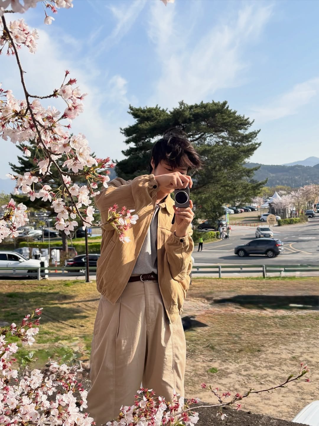 Photo by 조잽미 on April 10, 2026. May be an image of overcoat and text.