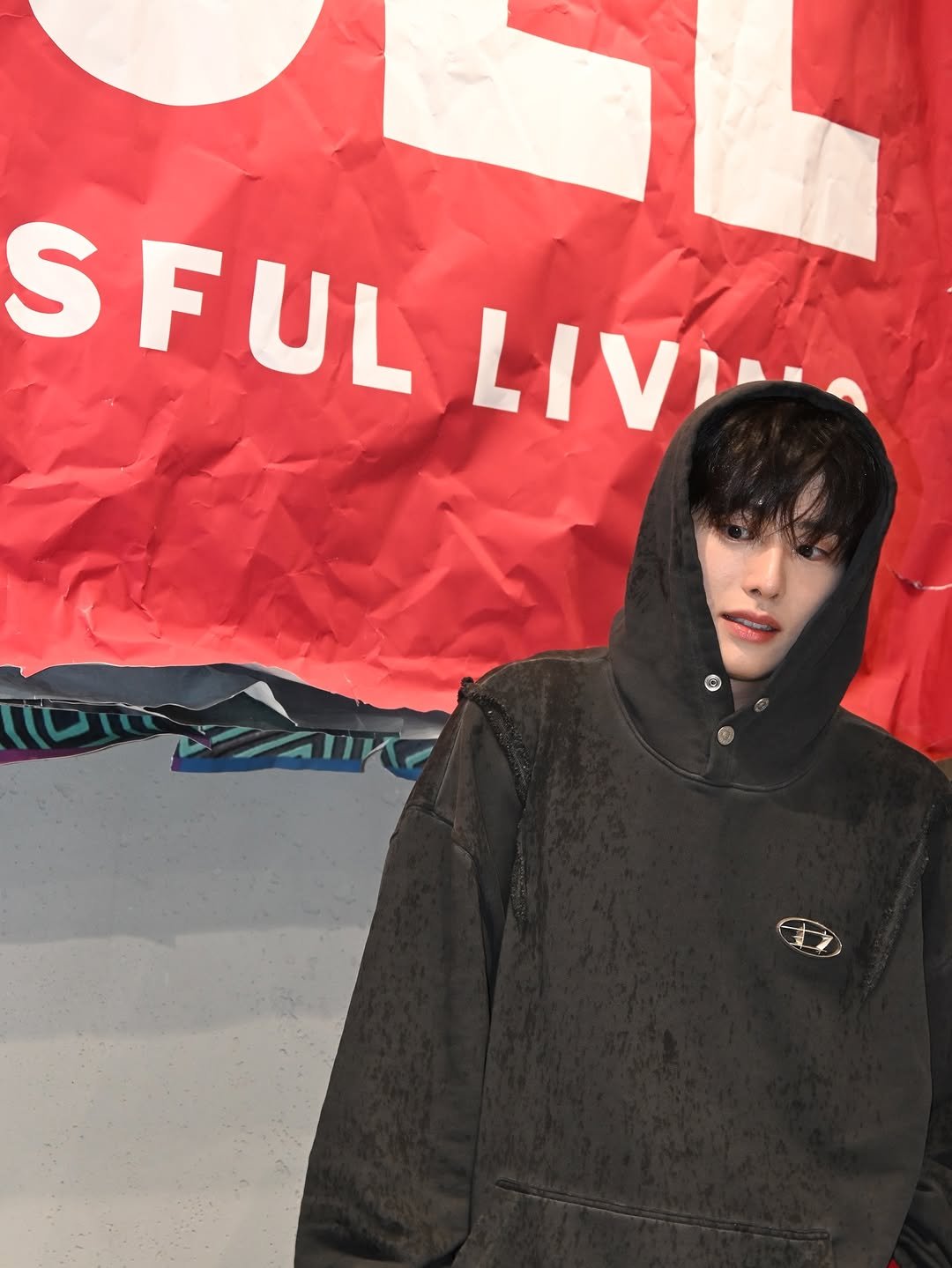 Photo by 조잽미 on October 20, 2025. May be an image of parka and text that says 'SFUL UL LIVI.. Uane'.