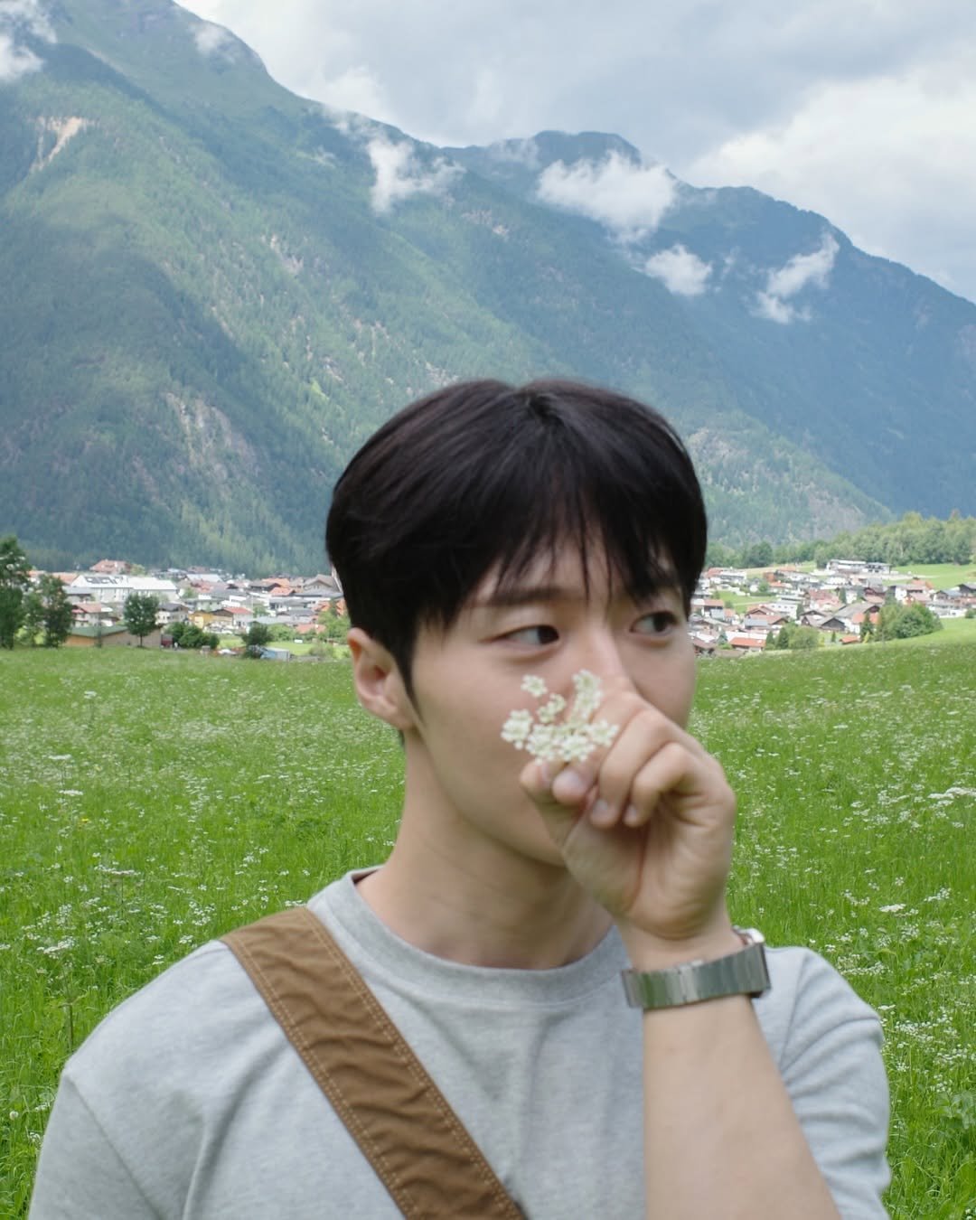 Photo shared by 조잽미 on July 10, 2025 tagging @oetztal.official, and @visitaustria. May be an image of 1 person, baby's-breath, scorpion grass, grass and text.
