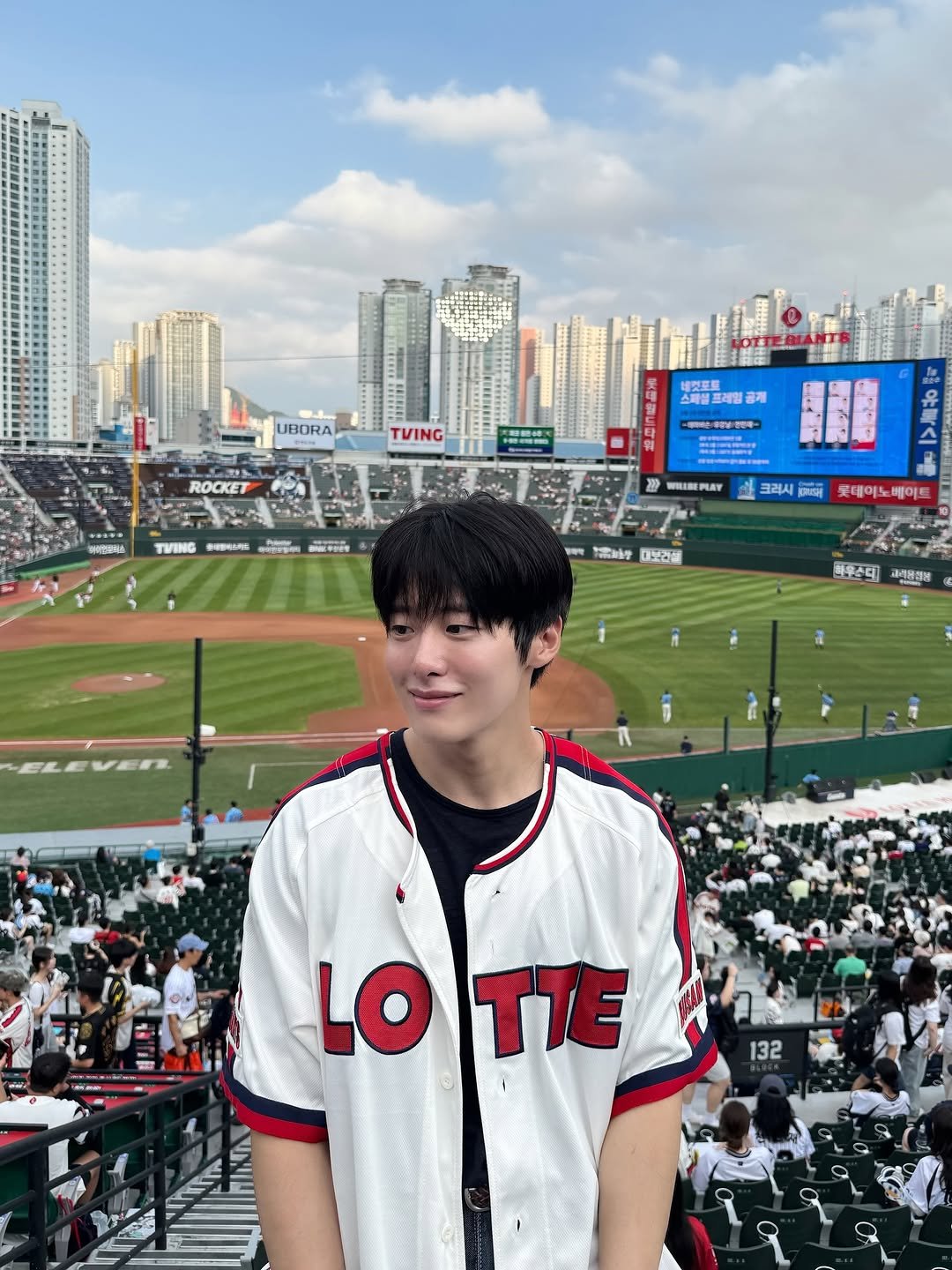 Photo by 조잽미 on August 06, 2025. May be an image of 1 person, playing baseball, stadium and text.