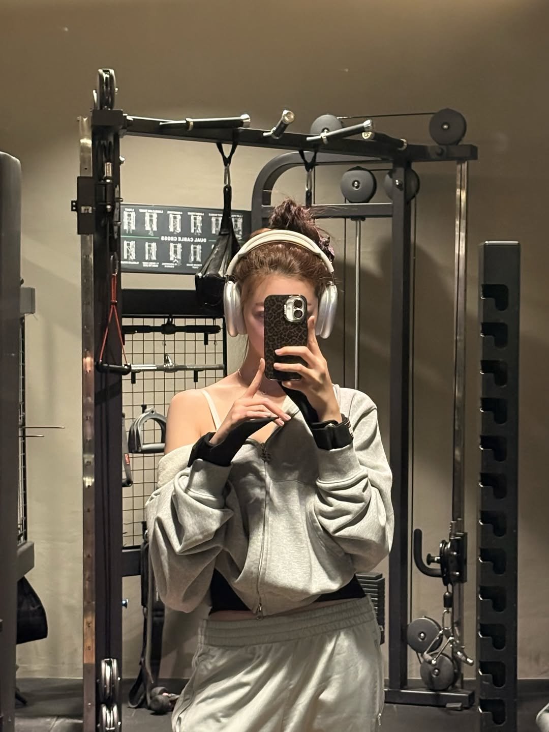 Photo by 츠키 TSUKI on March 02, 2026. May be a selfie of activewear, sweatpants, sportswear, sweatsuit, sweatshirt and text.