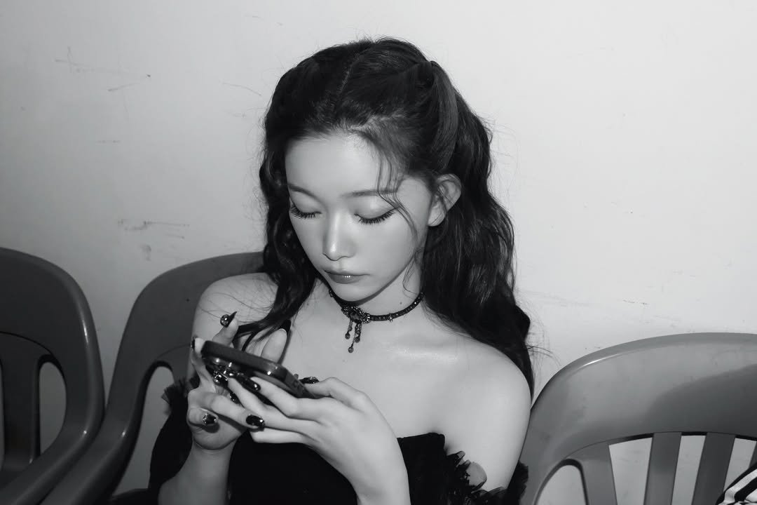 Photo by 츠키 TSUKI on February 21, 2026. May be a black-and-white image of one or more people, braids, phone, cigarette, top and text.