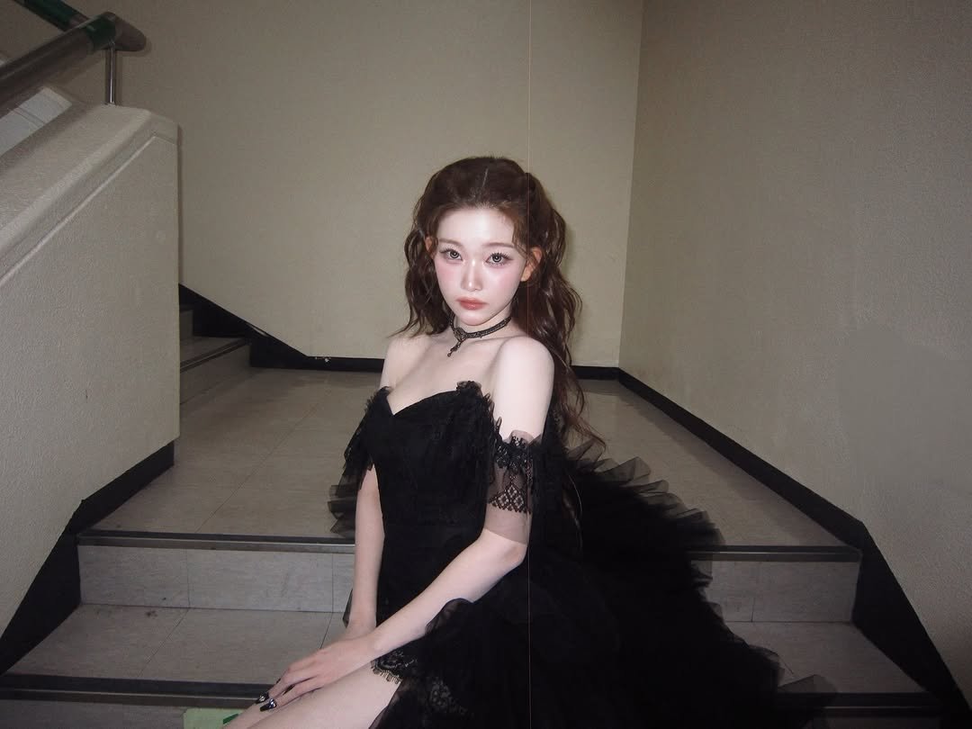 Photo by 츠키 TSUKI on February 21, 2026. May be an image of one or more people, hair, dress and text.