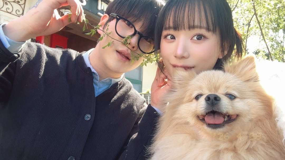 Photo by 부라도커플 on April 09, 2026. May be an image of one or more people, Pekinese and text.