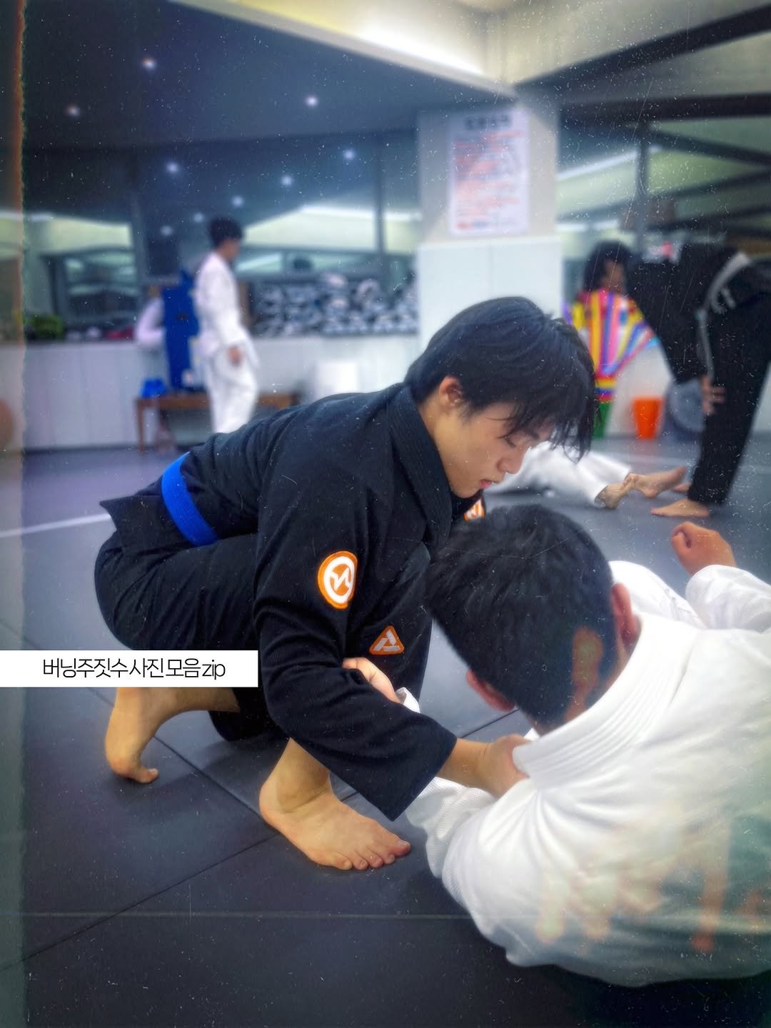 Photo by 버닝주짓수 on August 06, 2025. May be an image of 5 people, people performing martial arts, mat, belt and text that says '버닝주짓수사진모음zp 버닝주짓수시'.