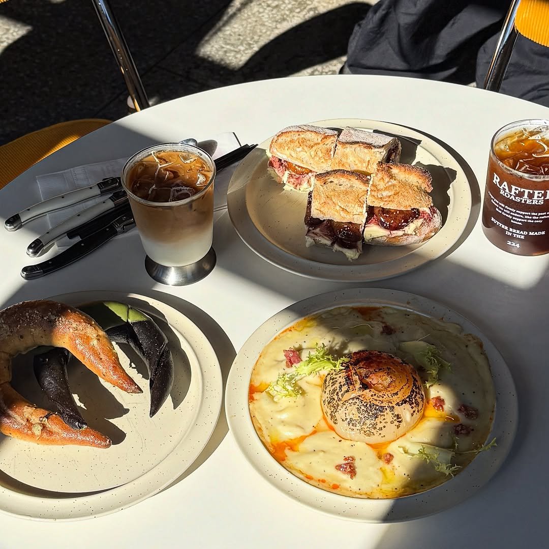 Photo by 부산로컬맛집 | 곽두용 on August 02, 2025. May be an image of smoked salmon, pretzel, hummus, cream cheese, salami and text.