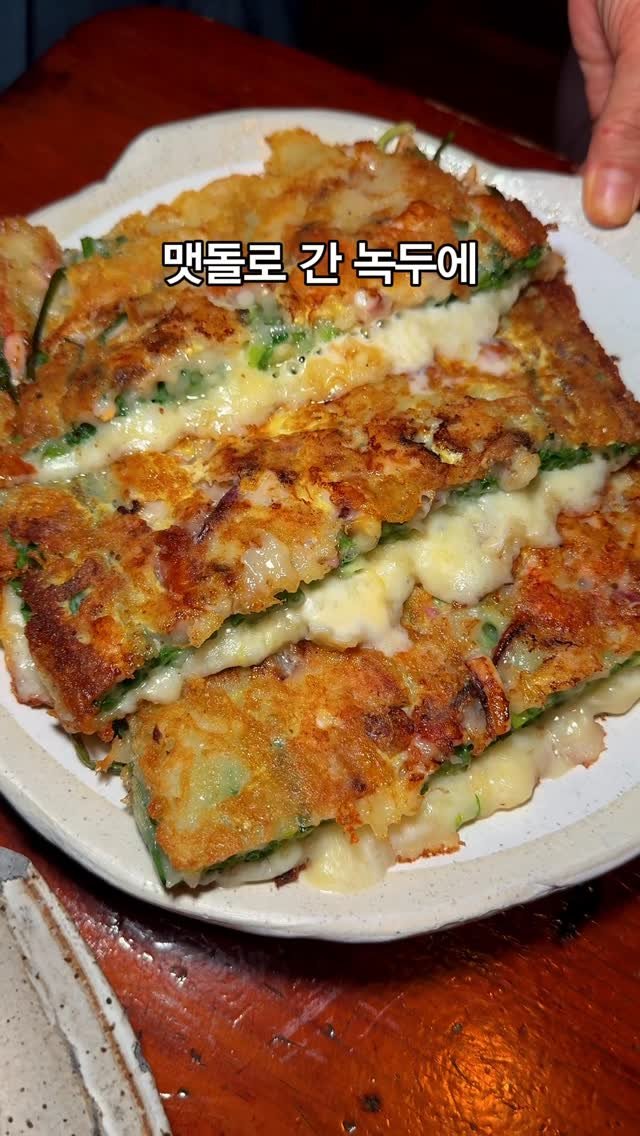 busan_girlfriend 게시물 이미지: 부산 어르신들의 웨이팅맛집, 북한이 고향이신 시어머니께 전수받은 맷돌로 간 녹두...