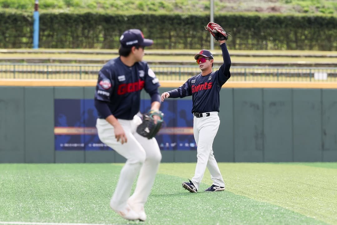 Photo by 롯데자이언츠 on October 31, 2025. May be an image of batting, pitcher and text.