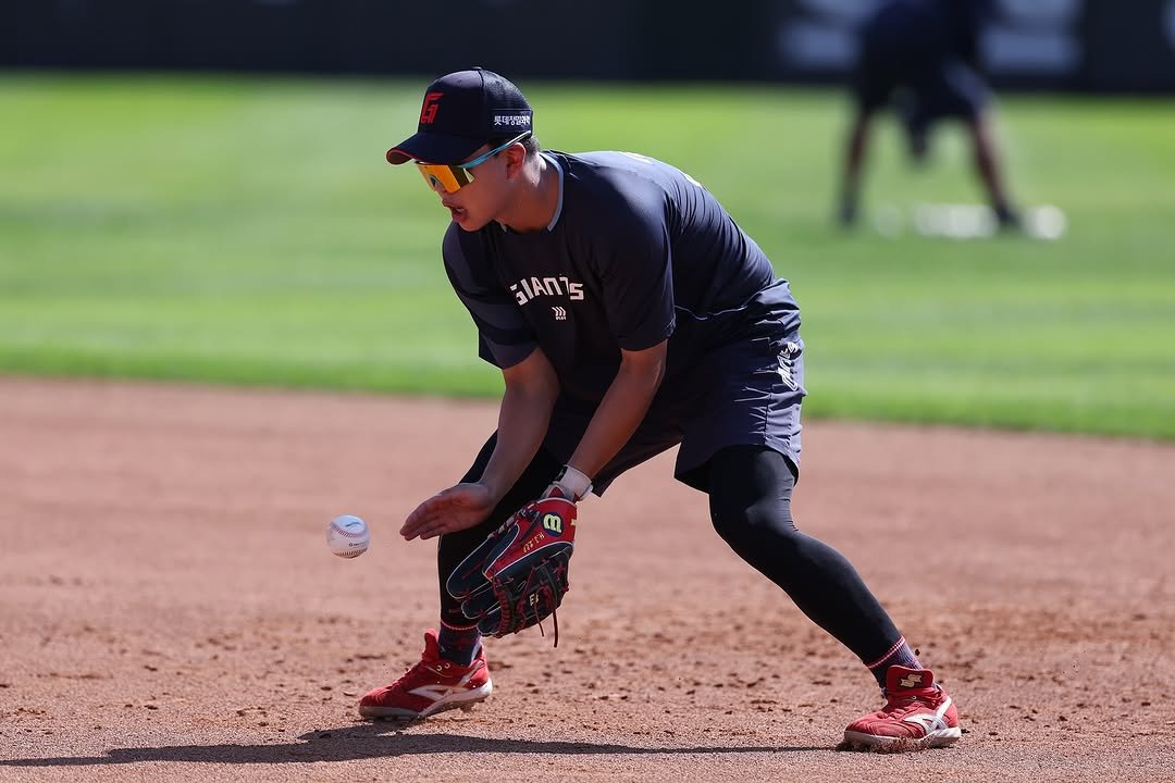 Photo by 롯데자이언츠 on October 11, 2025. May be an image of softball, batting, pitcher and text.