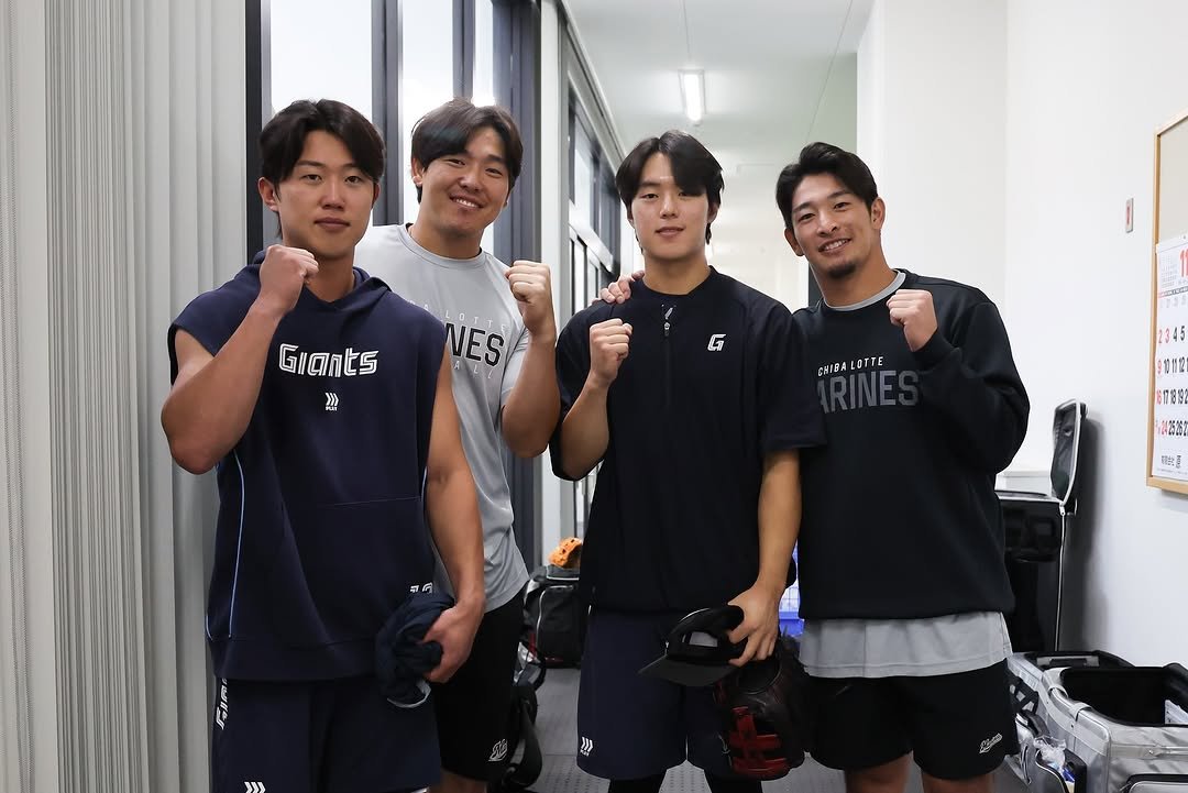 Photo by 롯데자이언츠 on November 13, 2025. May be an image of ‎sports equipment, sportswear and ‎text that says '‎Giants " VES L CΝΙBA NIBALDTTE LOTTE מוח 旬万 磨蛋 베의‎'‎‎.