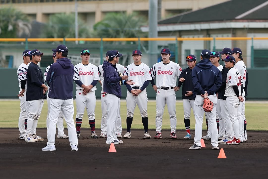 Photo by 롯데자이언츠 on November 22, 2025. May be an image of batting, pitcher and text that says 'EM Gionts สท 20 Gionts X0 Giants'.