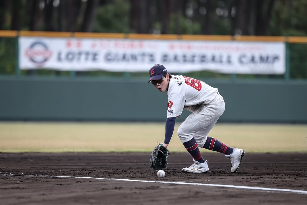 Photo by 롯데자이언츠 on November 10, 2025. May be an image of batting, pitcher and text.