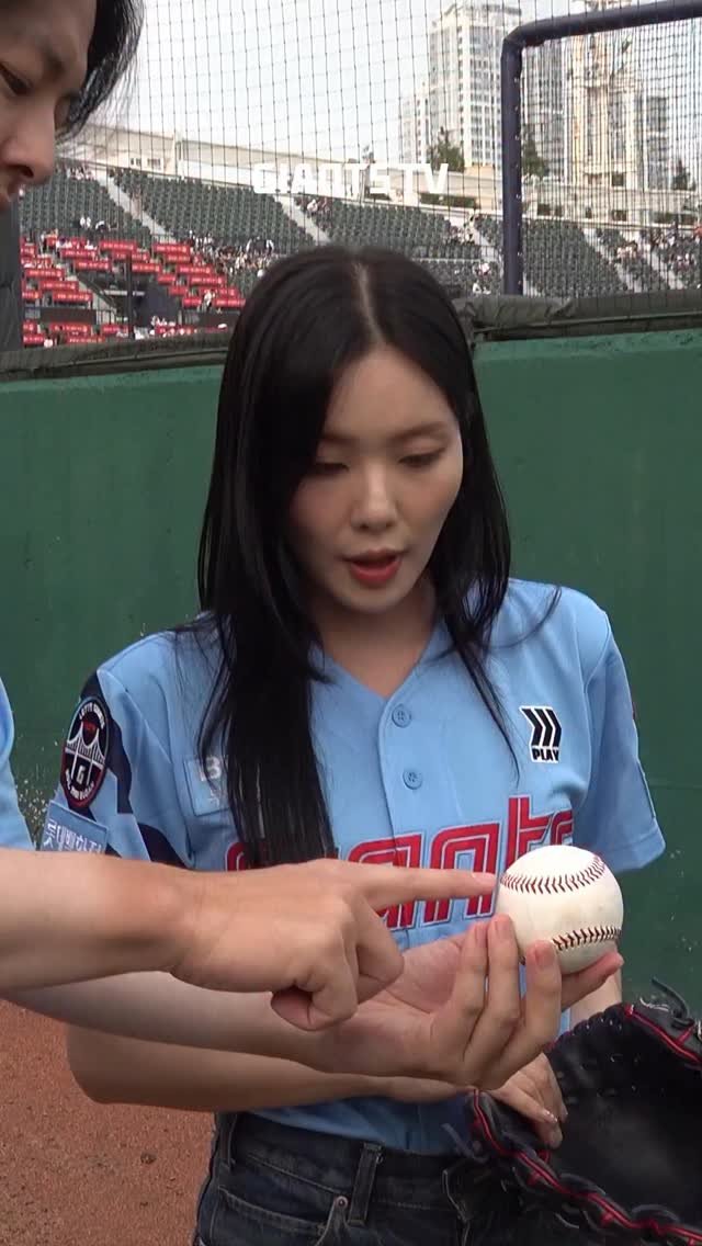 busanlottegiants 게시물 이미지: 민경아 배우의 시구 지도 현장 직캠 📸
#뮤지컬배우 #민경아 #알라딘