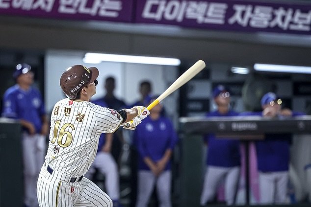 Photo by 롯데자이언츠 on September 26, 2025. May be an image of 6 people, people batting, pitcher and text that says 'ดผ้ช่ 미는 마이펙트 자동차도 평 롯데움 C 김 ਦ 16 0 Ti'.