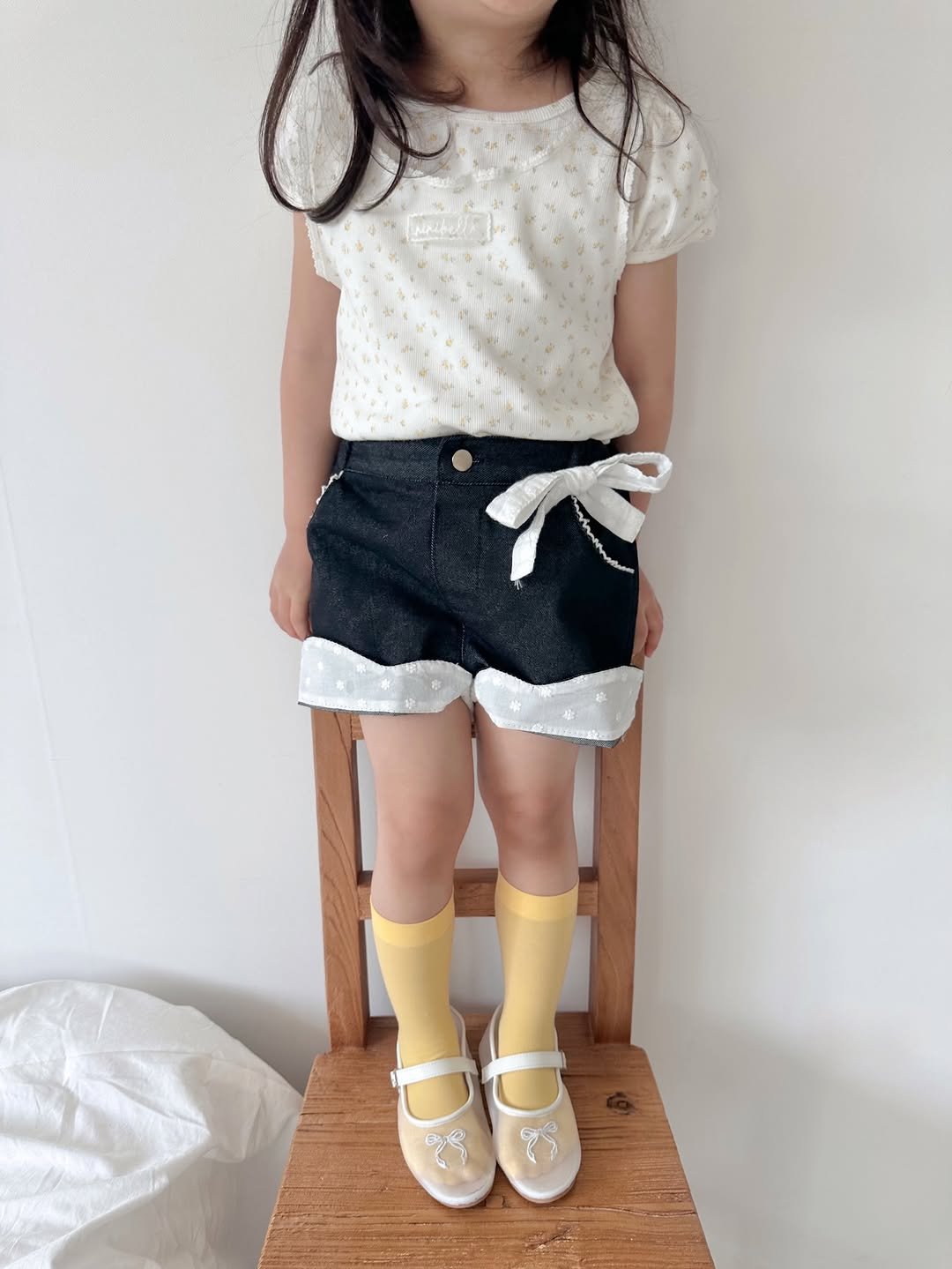 Photo by 버터베베 Do eunbi on April 20, 2026. May be an image of shorts, baby shoes, skirt and text.