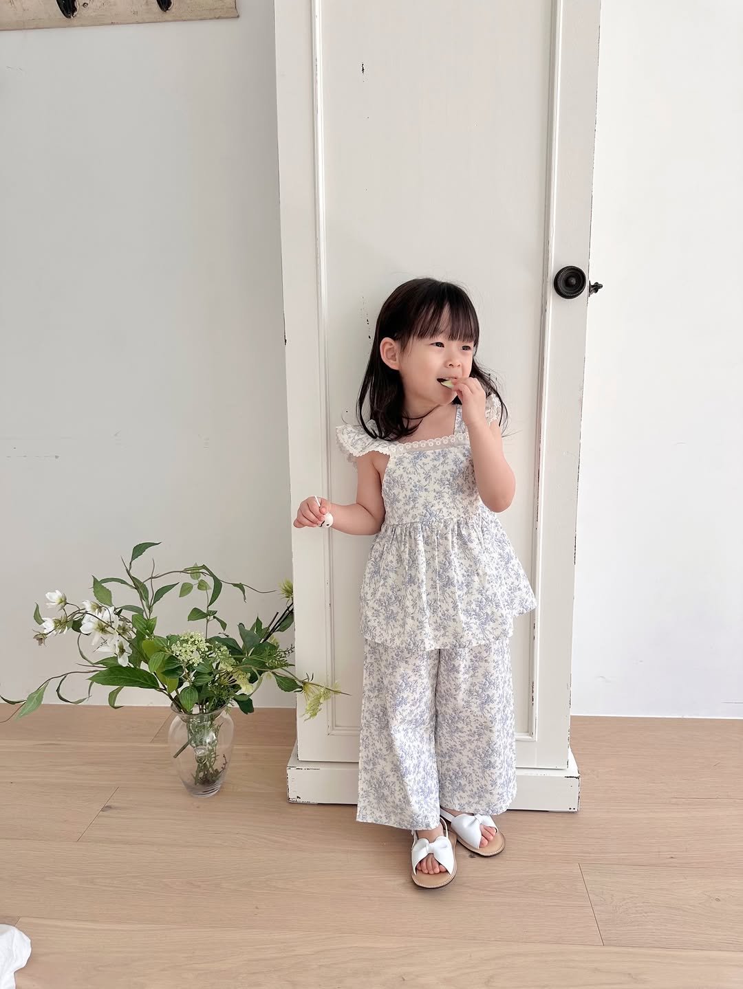 Photo by 버터베베 Do eunbi on April 26, 2026. May be an image of baby, sundress, jumpsuit, baby's-breath and text.