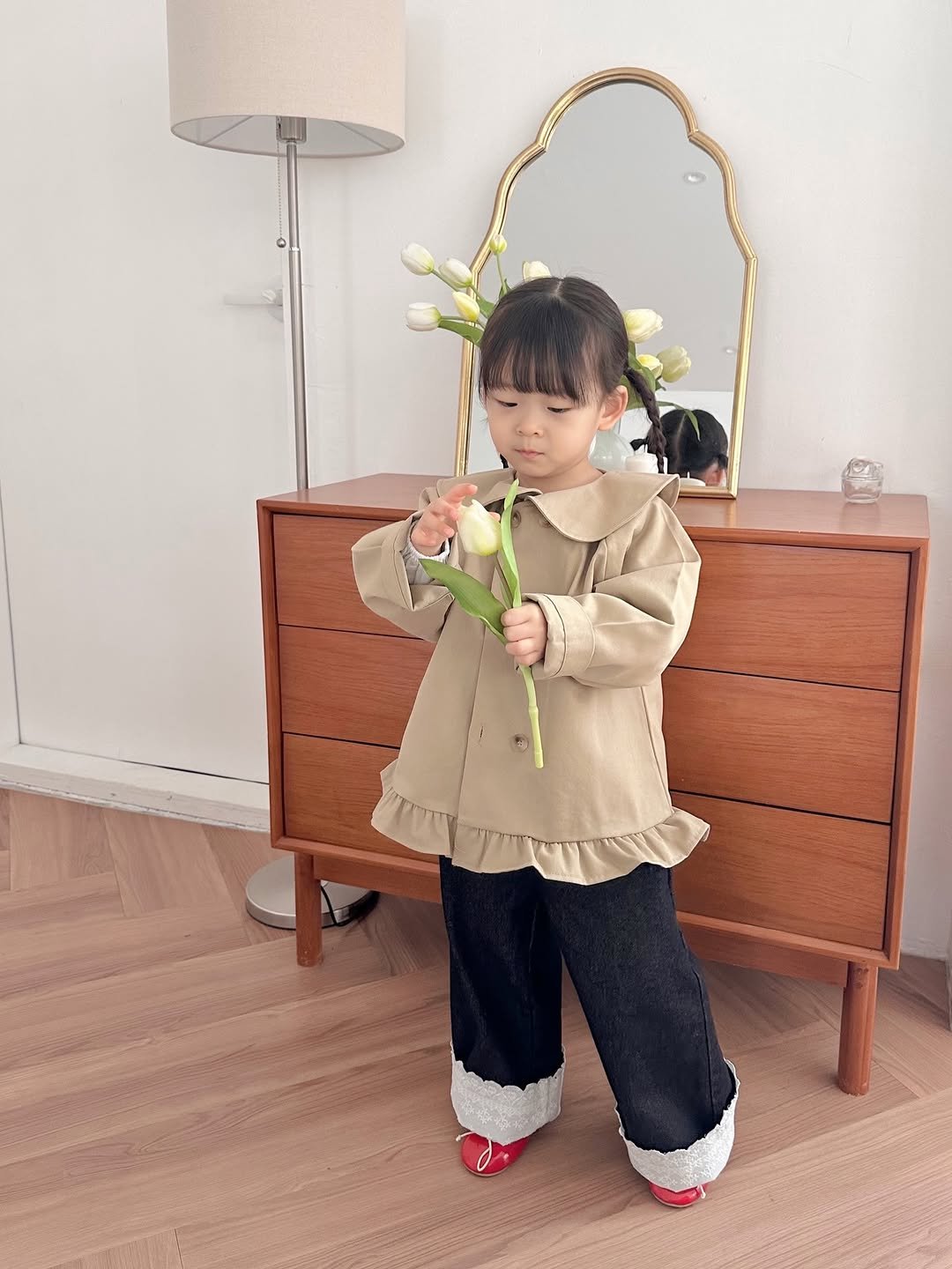 Photo by 버터베베 Do eunbi on February 22, 2026. May be an image of child, sleepwear, overskirt, prairie gentian, baby's-breath and text.