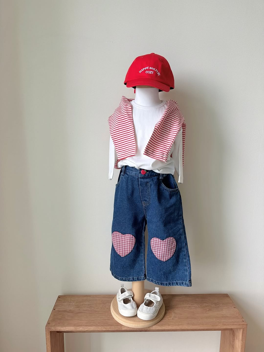 Photo by 버터베베 Do eunbi on September 20, 2025. May be an image of doll, mannequin and text.