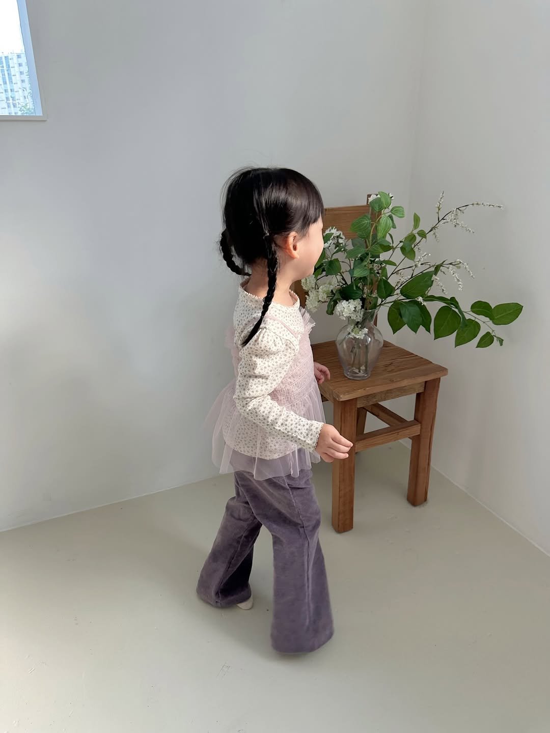 Photo by 버터베베 Do eunbi on September 08, 2025. May be an image of 1 person, flower arrangement, prairie gentian, baby's-breath and text.