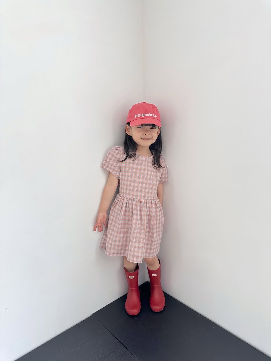 butterbebe__ 게시물 이미지: .
너무 쨍하지 않고
흔하지 않은 빈티지한 색감이라
더 멋스러웠던 체크원피스와...