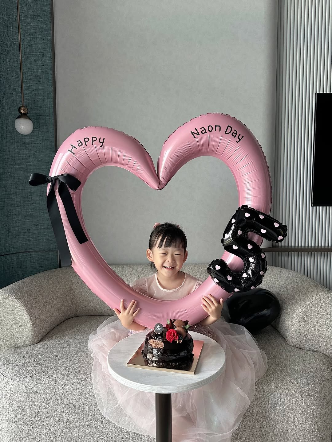 Photo by 버터베베 Do eunbi on September 16, 2025. May be an image of 3 people, child, heart, balloon, lollipop, cake, prairie gentian and text that says 'appy Naon Naon Day Day'.