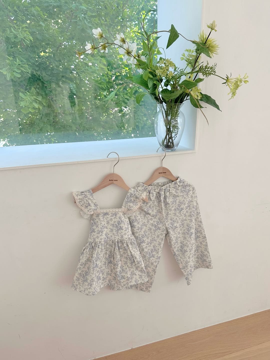 Photo by 버터베베 Do eunbi on April 26, 2026. May be an image of clothes hanger, baby's-breath and text.