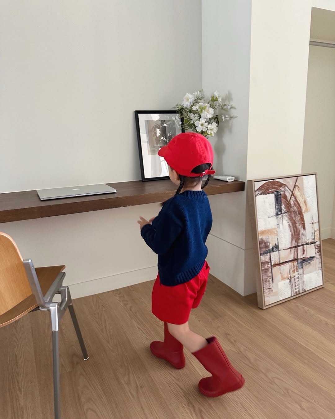 Photo by 버터베베 Do eunbi on August 14, 2025. May be an image of 1 person, baby, standing, wingtip shoes, boots, baby shoes and text.