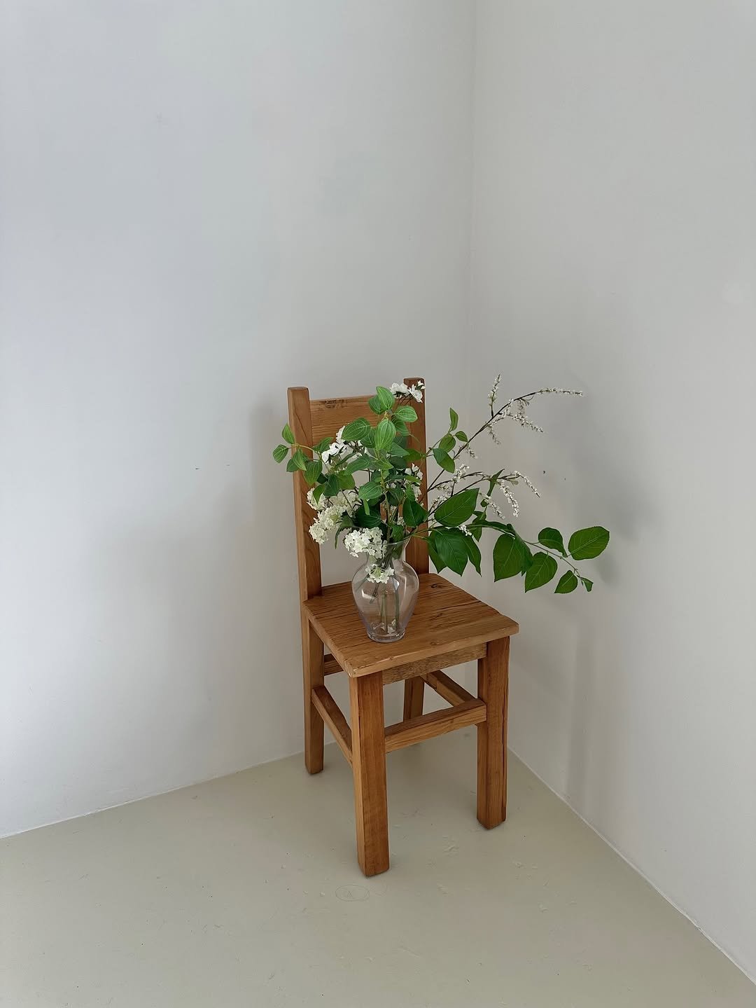 Photo by 버터베베 Do eunbi on September 12, 2025. May be an image of flower arrangement, prairie gentian, peony, globe amaranth, white lily and text.