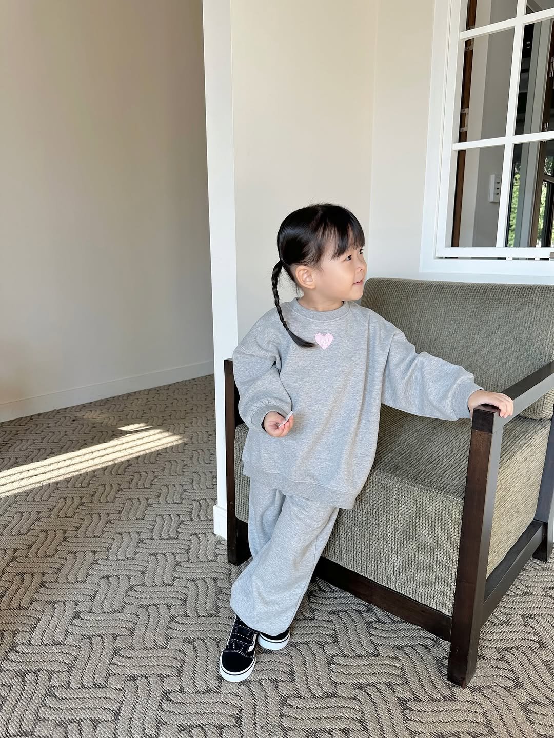 Photo by 버터베베 Do eunbi on September 11, 2025. May be an image of 1 person, baby, sleepwear, bath robe, sweatsuit, sweatpants and text.